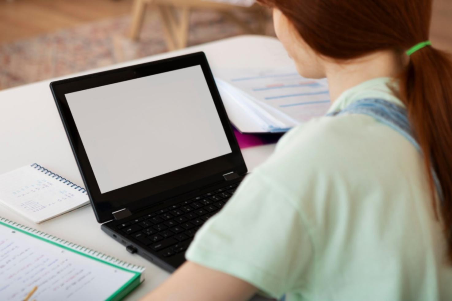 Análisis financiero profesional con documentos y gráficos sobre mesa de trabajo