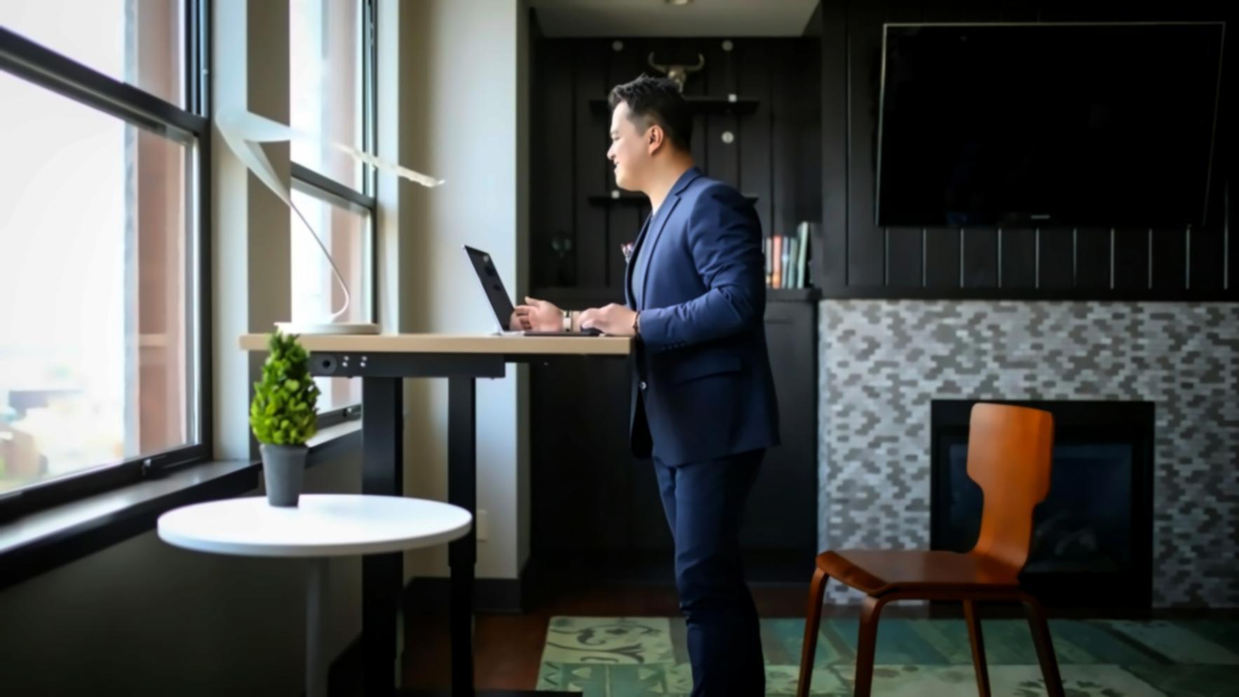 Profesional revisando informes financieros detallados en pantalla de ordenador